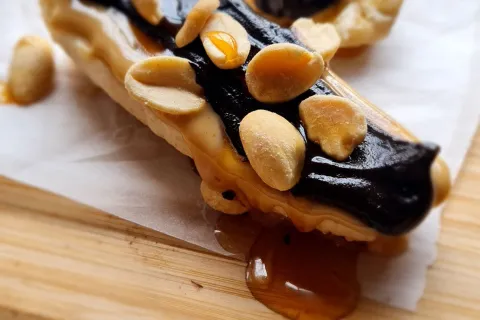 Snickers de banana: una receta saludable, sin azúcar y con 4 ingredientes Snickers de banana: una receta fácil, rica y saludable.
