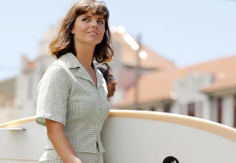 Le prohibieron participar de una competencia de surf por feminista: el caso de Lucy Small mujer surfista Lucy Small