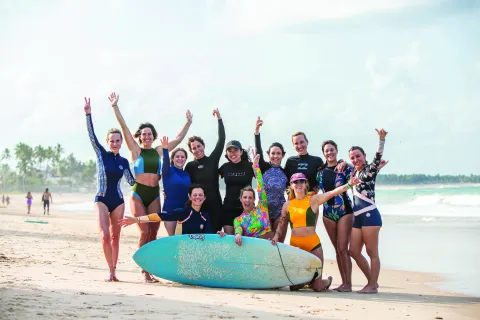 El surf es tendencia y cada vez más mujeres se suman a este deporte grupo de mujeres que practican surf