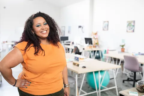 ¿Ese cuerpo sí, ese cuerpo no? Hablemos de los estereotipos que se activan en verano Mujer en el trabajo.
