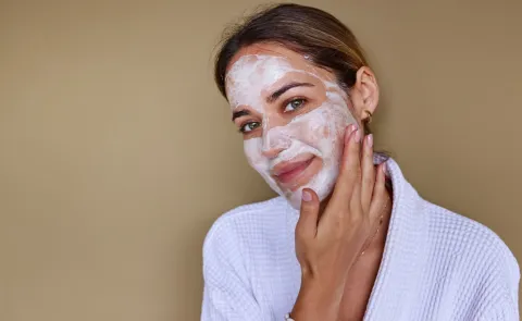 Tratamientos faciales: cuáles se pueden realizar durante el verano, según un experto Una mujer haciendose una mascarilla facial