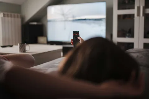 Qué significa que veas la misma serie una y otra vez, según la psicología Ver una serie, una y otra vez, refiere a un apego emocional a la historia y la ley del menor esfuerzo.