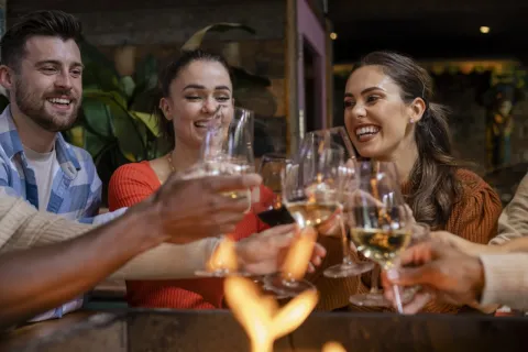 Llevar una botella de vino a una cena no va más: este es el regalo perfecto Según la encuesta Food&Drink Report 2024 realizada por una conocida cadena de supermercados del Reino Unidos, el público inglés contestó que llevar un vino como regalo a una cena puede puede considerarse algo “grosero”
