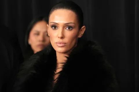 Quién es Bianca Censori, la novia de Kanye West que causó polémica al asistir desnuda a la red carpet de los Grammys es Bianca Censori, la novia de Kanye West que fue expulsada de los Grammy