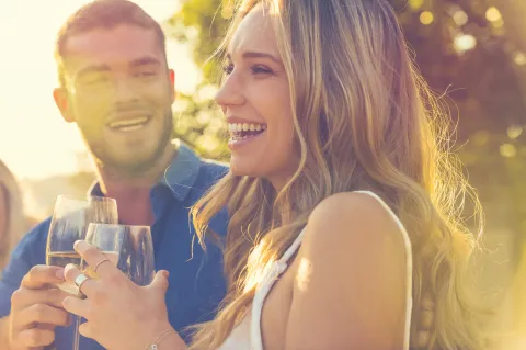 En Mendoza cada vez más bodegas se suman a la tendencia de los sunsets: nuestros elegidos pareja brindis