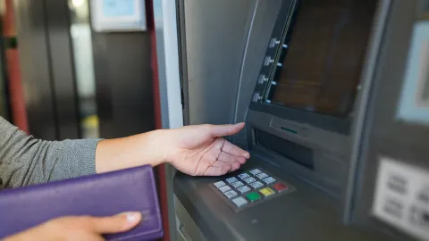 Cierran los bancos por dos días seguidos en marzo 2025: ¿qué días y por qué motivo? cajero automático