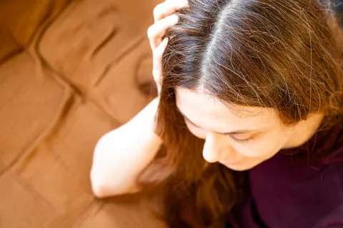 Canas sin miedo: 5 mitos que hay que dejar atrás, según una experta Una mujer con canas posando con su pelo largo