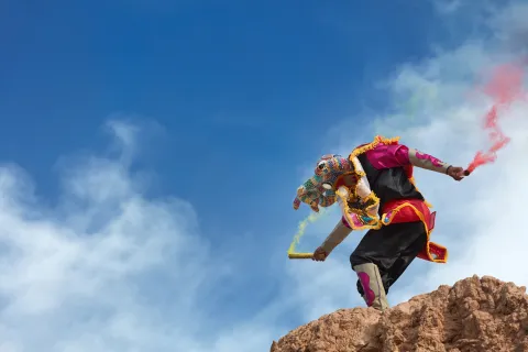 Se viene el carnaval 2025: ¿cuáles son los festejos más destacados del país? Una de las máscaras del "Diablo" del Carnaval de Uquía con coloridas bengalas durante las "Bajadas del Diablo", provincia de Jujuy, Argentina.