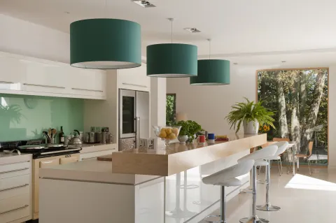 Cocinas de revista: buenas ideas deco para una cocina con barra protagonista cocina con isla