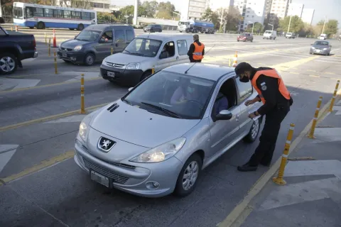 Quiénes recibirán una multa de $630.000 si incumplen normas de tránsito Control de tránsito en los accesos a la ciudad de Buenos Aires.