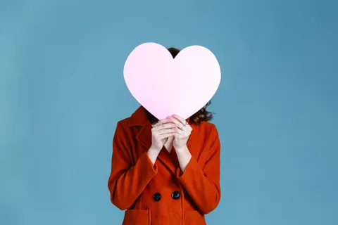 Día de los Enamorados: ¿cómo impacta San Valentín en quienes no tienen pareja? Mujer con corazón por Día de los Enamorados