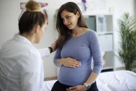 Día Mundial de las Enfermedades Raras: ¿cómo influye la genética y qué se puede prevenir? embarazada en consultorio médico