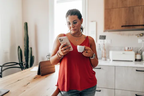 Qué influye en el envejecimiento cerebral y cómo revertirlo, según una experta mujer con celular