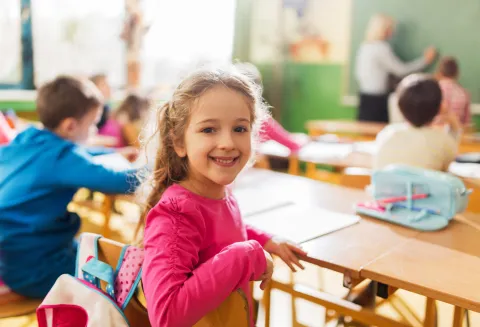 Vuelta a clases: cómo prevenir enfermedades en la escuela nena en clases