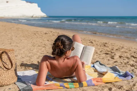 Adiós a las clásicas lonas playeras: este es el accesorio tendencia del verano Las lonas de microfibras son más livianas y cómodas