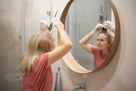 Adiós a la tintura: esta es la nueva tendencia que arrasa en este 2025 Es importante que mantengas hidratado tu pelo con productos nutritivos para que permanezca saludable