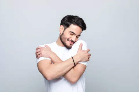 hombre se abraza a sí mismo