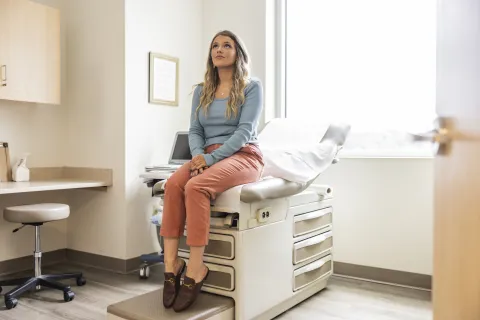 Día Internacional de Concientización sobre el Virus del Papiloma Humano (HPV): ¿qué necesitamos saber? mujer joven en consultorio médico