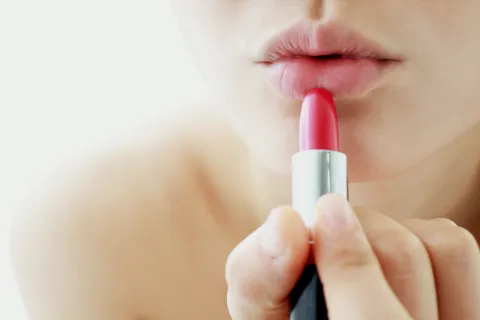 Labios rom-com: ¿cómo lograr este estilo de makeup que es viral? Una mujer que se esta pintando las uñas