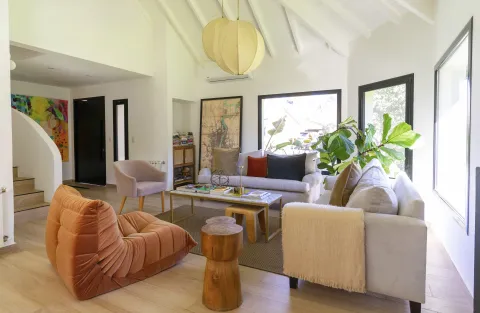 Así se reformó una casa antigua en Pilar sin demolición y con buenas ideas para inspirarse Sillón Togo Y Aplique de luz de bolas de @landmark_AR. Lámparas colgantes de @agustinaceratodeco. Mesa ratona de mármol de @crocedeco. Alfombra DE @MihranALFOMBRAS.
