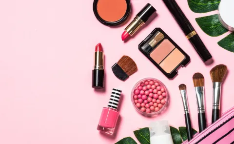 La Anmat prohibió el uso y distribución de 4 marcas de maquillaje en Argentina: ¿cuáles son? maquillaje