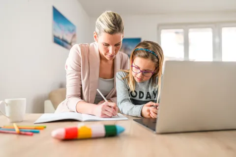 Regreso a clases: 5 cosas en las que la Inteligencia Artificial puede ayudar en la planificación Mujer e hija organizando tareas
