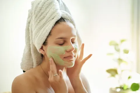 Anmat prohibió la venta de algunos cosméticos: cuáles son y cómo evitar comprar productos sin aprobación Una mujer haciéndose una mascarilla facial