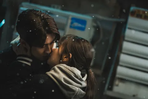 Estas 6 series románticas son una opción perfecta para disfrutar en San Valentín Luces, cámara, ¡amor! estrena este 14 de febrero en Netflix.