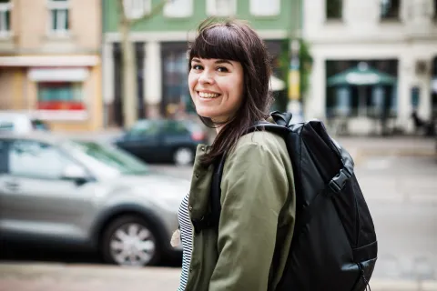 Mochilas antirrobo: cómo son y por qué las recomiendan los expertos joven con mochila