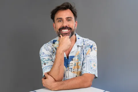 Pablo Flores Laymuns, el astrólogo viral en redes sociales: "La Era de Acuario nos pide soltar el control y escuchar nuestra voz" Pablo Flores Laymuns