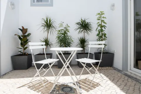 Adiós al patio tradicional: 3 ideas simples que dan sensación de amplitud 3 ideas simples para ampliar tu patio sin gastar de más.