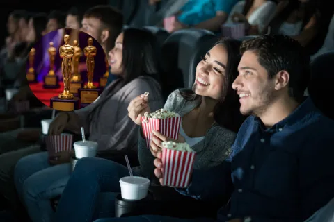 Cartelera de cine pre-Oscars: ¿qué películas nominadas al premio podés ir a ver este fin de semana? Gente en el cine.