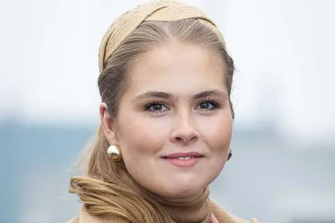 Amalia de Holanda apostó por un outfit que se llevó todas las miradas Amalia de Holanda realizó su primera salida oficial y lució un look que se llevó todas las miradas.