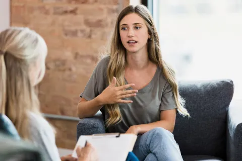 Los 5 problemas que más afectan la psicología de las personas, según una experta terapeuta y joven paciente