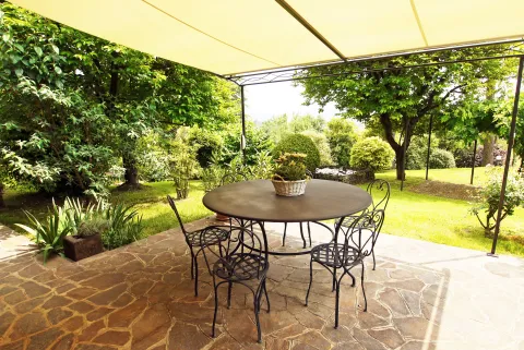 Toldos para patios: 11 claves para elegir el que más se adapte a tu espacio toldos para patios