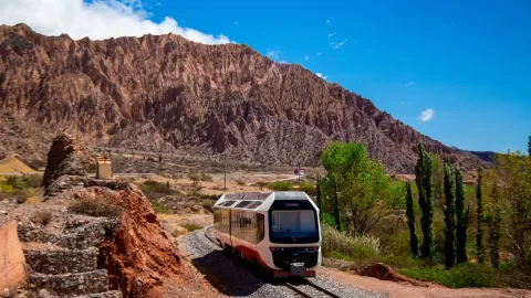 Así es el Tren solar de Jujuy: un viaje por la Quebrada de Humahuaca no libre de polémicas Foto del tren solar de JUjuy.
