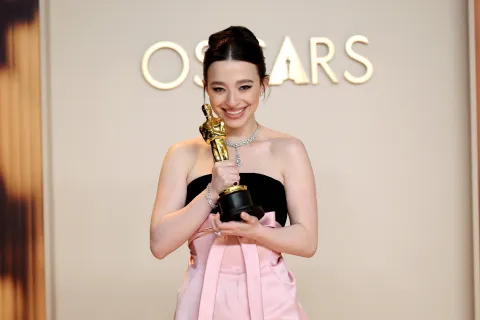 Uñas japonesas: la tendencia que se vio en la alfombra roja de los Oscars y pisa fuerte este 2025 Foto de Mickey Madison con su Oscar por Anora.