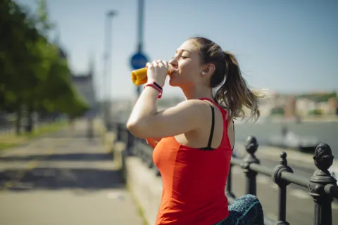 Rehidratación natural: cómo recuperar energía después de hacer ejercicio físico mujer hidratándose después de hacer actividad física