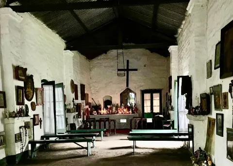Escapada cerca de Buenos Aires: una capilla de adobe que mezcla rituales africanos y candombe capilla-adobe-chascomus-abre.jpg