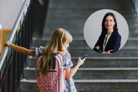 Melina Masnatta y una vuelta al cole sin celulares: "Lo importante es no demonizar la tecnología" Una nena con una mochila escolar sosteniendo un celular.