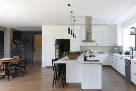 3 cocinas en L con ideas simples para aprovechar el espacio Las mesadas que funcionan como barra y dividen en dos el ambiente, son las protagonistas de este tipo de cocinas.