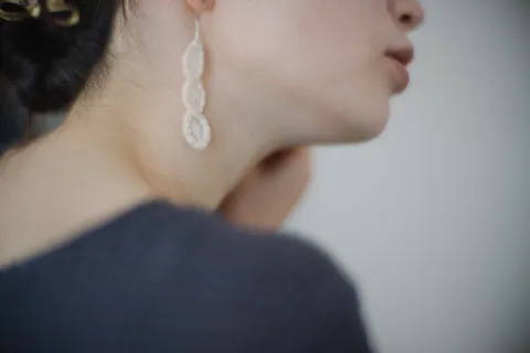 Estos aros serán los más trendy para las mujeres este invierno: cómo incorporarlos a tu look Foto de aros.