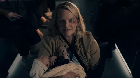 Elisabeth Moss en una imagen de la temporada final de The Handmaid’s Tale 