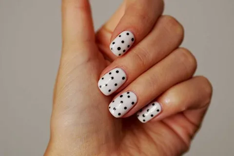 Dots Nails: el diseño retro de nail art que vuelve con todo El diseño a lunares vuelve en el mundo del nail art en varios colores