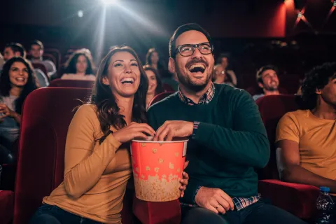 Fiesta del Cine 2025: ¿cómo conseguir entradas con descuento y qué películas se podrán ver? Foto de pareja en el cine.
