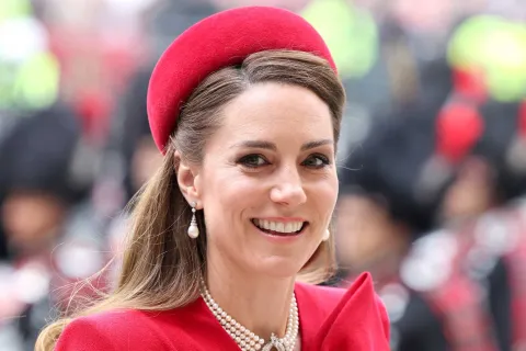 Kate Middleton impactó con un estilismo en color rojo para para conmemorar el Día de la Commonwealth Kate Middleton apareció en público en una de las grandes citas de la Familia Real británica. El outfit elegido se llevó todas las miradas