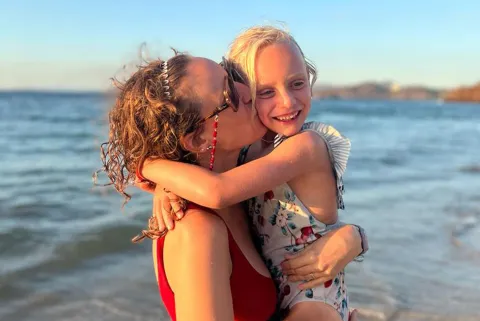 8M: la razón de por qué siempre voy a celebrar la rebeldía de mi hija Josefina y su hija Rita en la playa