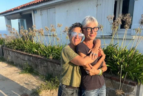Día de la Visibilidad Lésbica: Maitena y Gabriela Cabezón Cámara contaron que van a casarse Maitena y Gabriela Cabezón Cámara, abrazadas