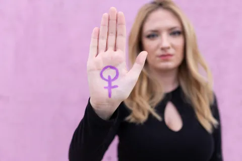 En el Día de la Mujer decimos "chau mandatos": cómo hackear los modelos que limitan tu poder Mujer