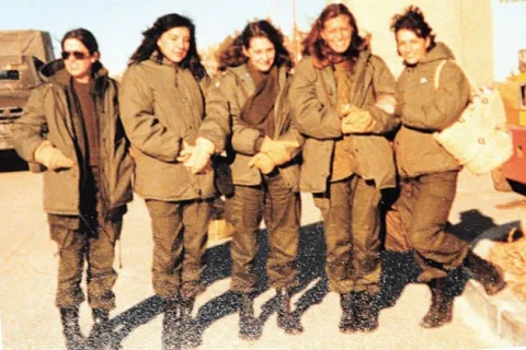 Malvinas: ¿por qué fueron negadas las veteranas de la guerra? Las mujeres reconocidas como veteranas de la guerra de Malvinas recibieron una medalla oficial tardía